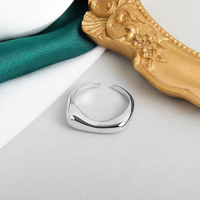 LIVVY  Smooth Waves Ring